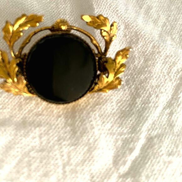 Vintage black onyx, leaf brooch, gold tone wreath pen with black cabochon. - Picture 7 of 16